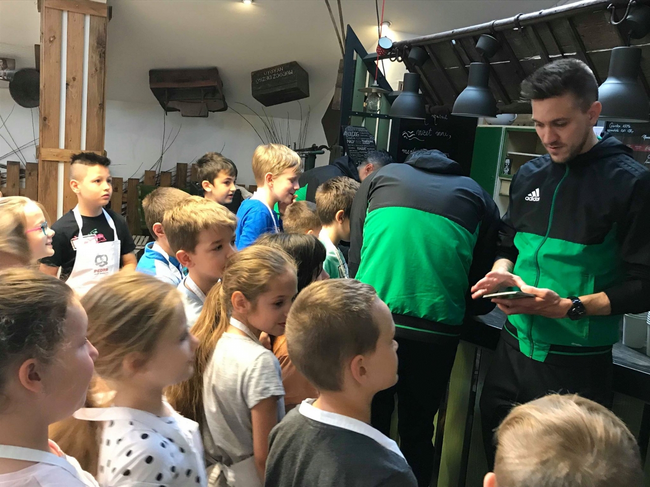 KÖZÖS SÜTÉS A SZABADHEGYI ISKOLÁSOKKAL A PEDRÓ PÉKSÉGBEN