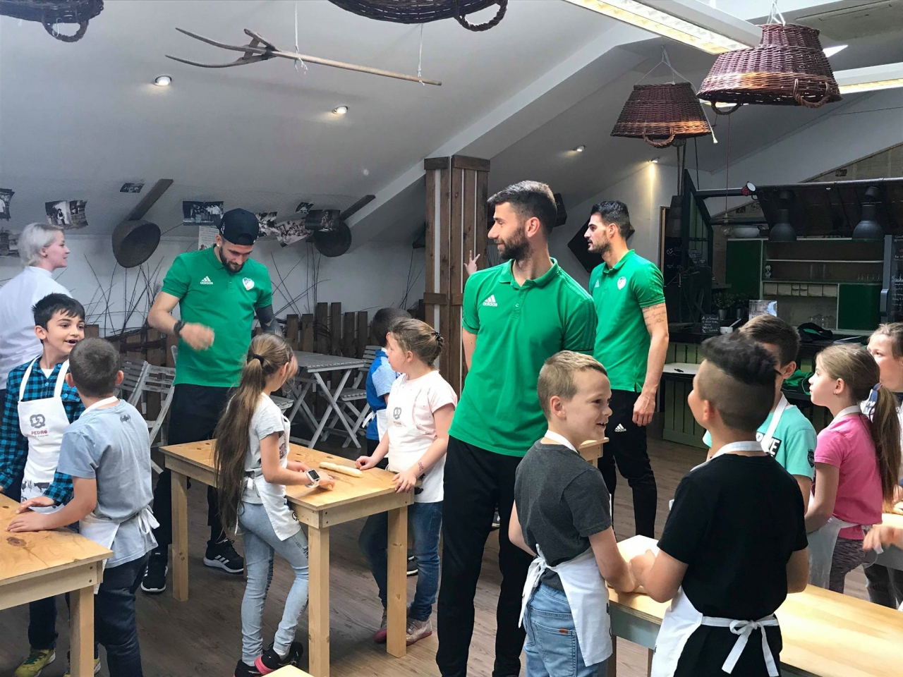 KÖZÖS SÜTÉS A SZABADHEGYI ISKOLÁSOKKAL A PEDRÓ PÉKSÉGBEN