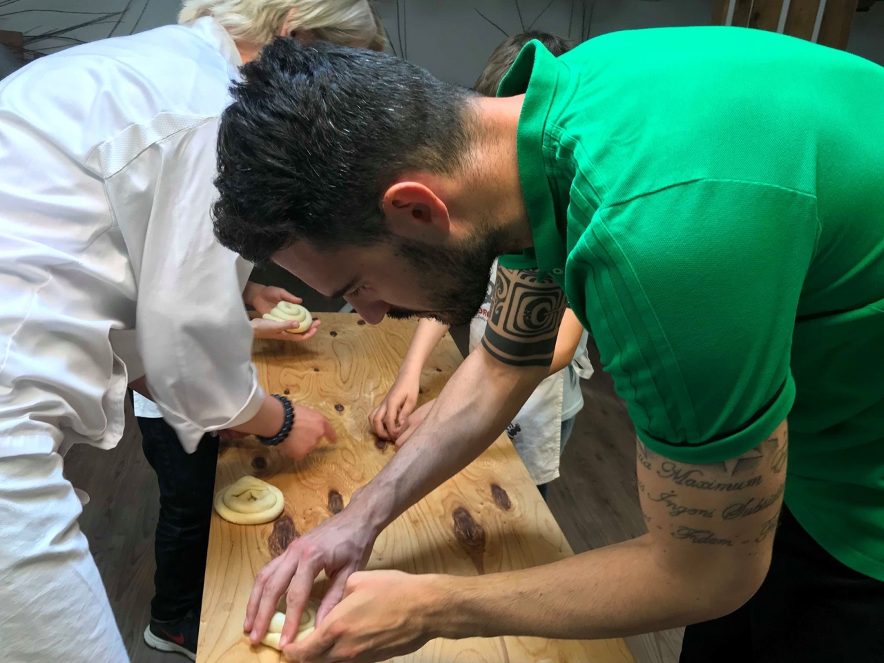 KÖZÖS SÜTÉS A SZABADHEGYI ISKOLÁSOKKAL A PEDRÓ PÉKSÉGBEN