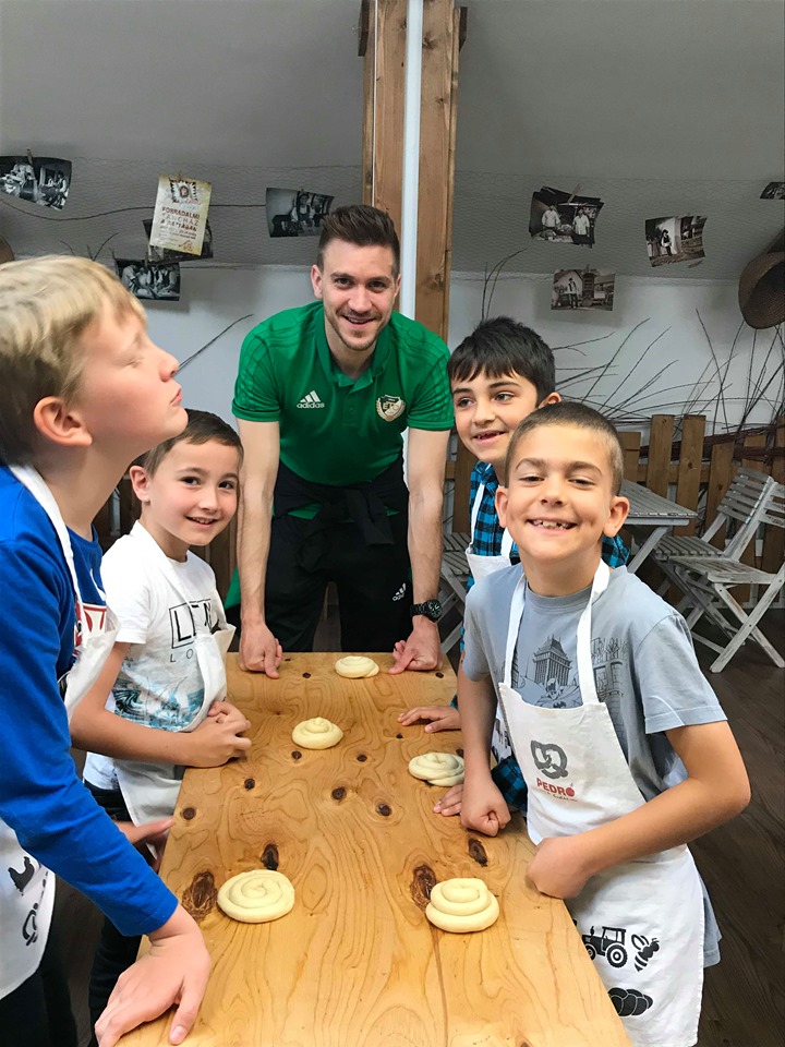 KÖZÖS SÜTÉS A SZABADHEGYI ISKOLÁSOKKAL A PEDRÓ PÉKSÉGBEN