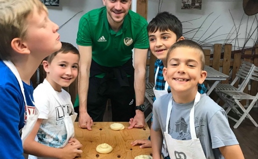 KÖZÖS SÜTÉS A SZABADHEGYI ISKOLÁSOKKAL A PEDRÓ PÉKSÉGBEN