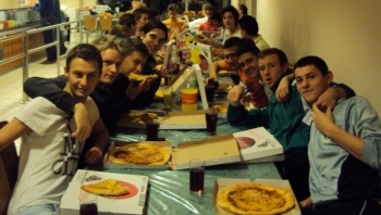 100 bukfencet 24 pizzáért