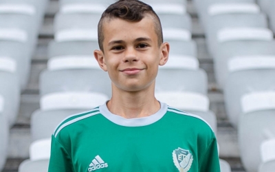 Barna négyszer villant
