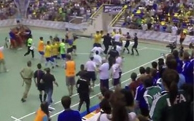 Futsal: megütötték a négy pirosat kiosztó magyar bírót a vb-döntőn - videó!