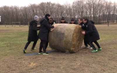 Pusztaolimpia: szalmabála görgetés