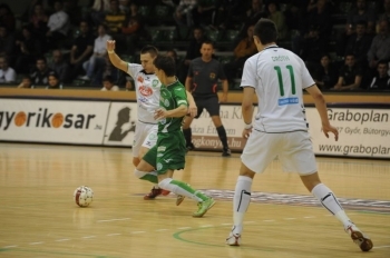 Verebes József kezdőrúgásával indult a futsal mérkőzés